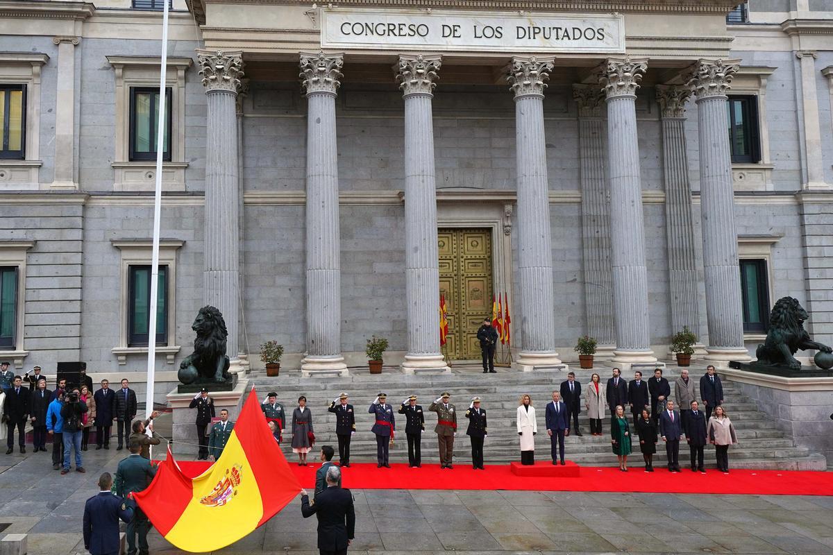 Izado de la bandera de España durante la celebración del Día de la Constitución en Madrid.