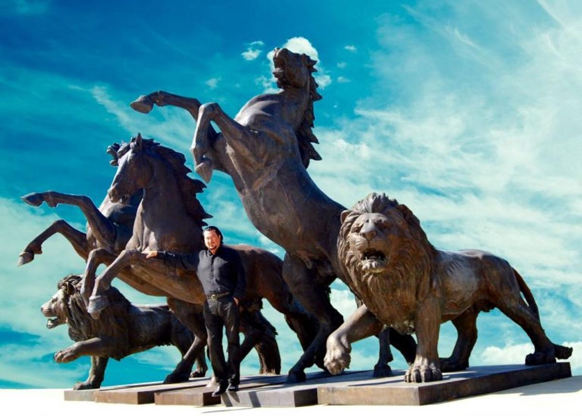 Ginés Serrán, con uno de sus conjuntos escultóricos "monumentales"