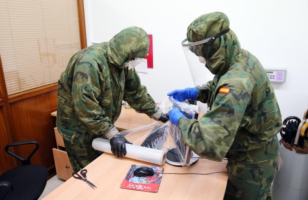 Los militares durante la tarea de limpieza del centro. // Marta G. Brea