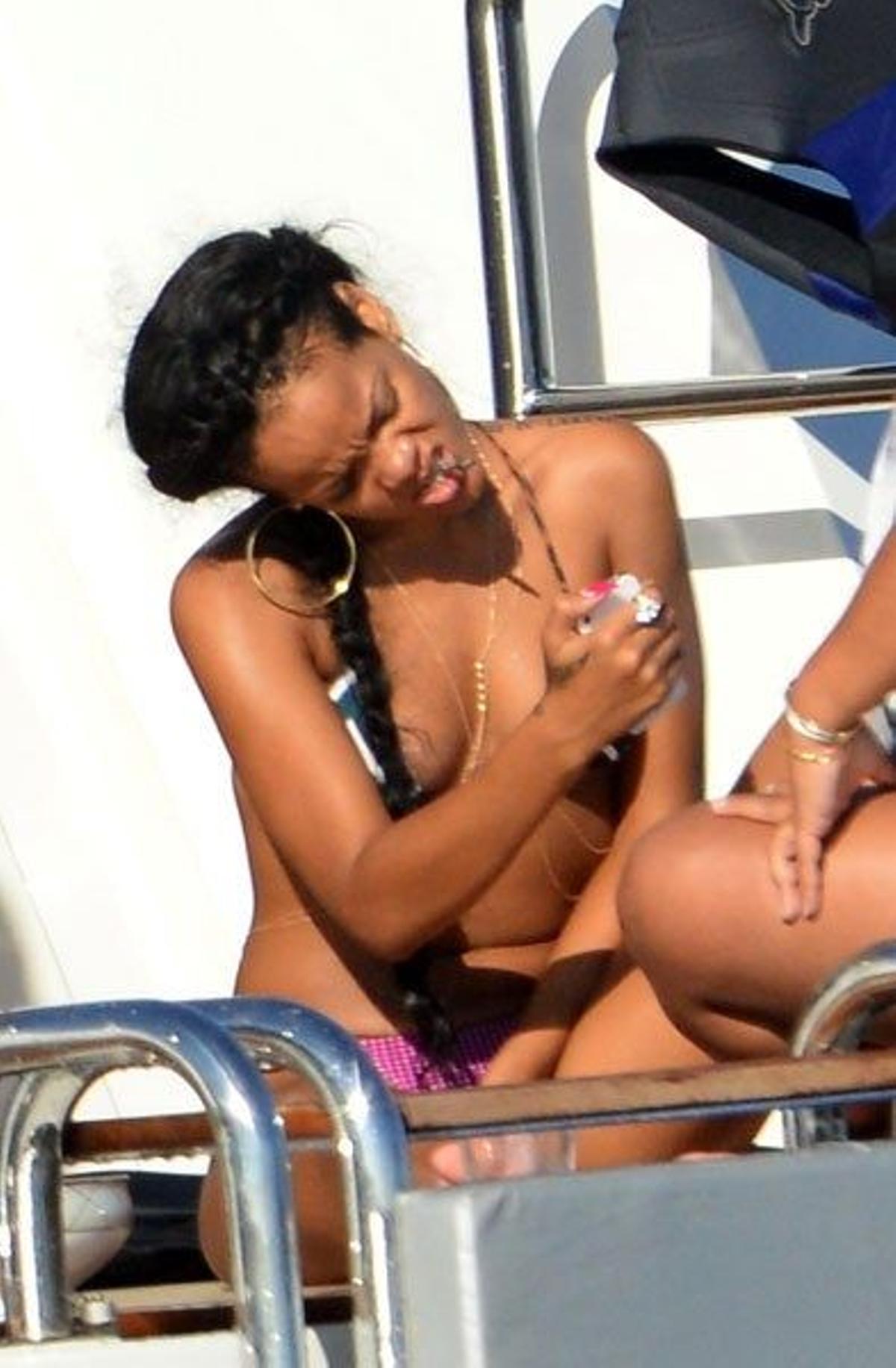 Rihanna-13