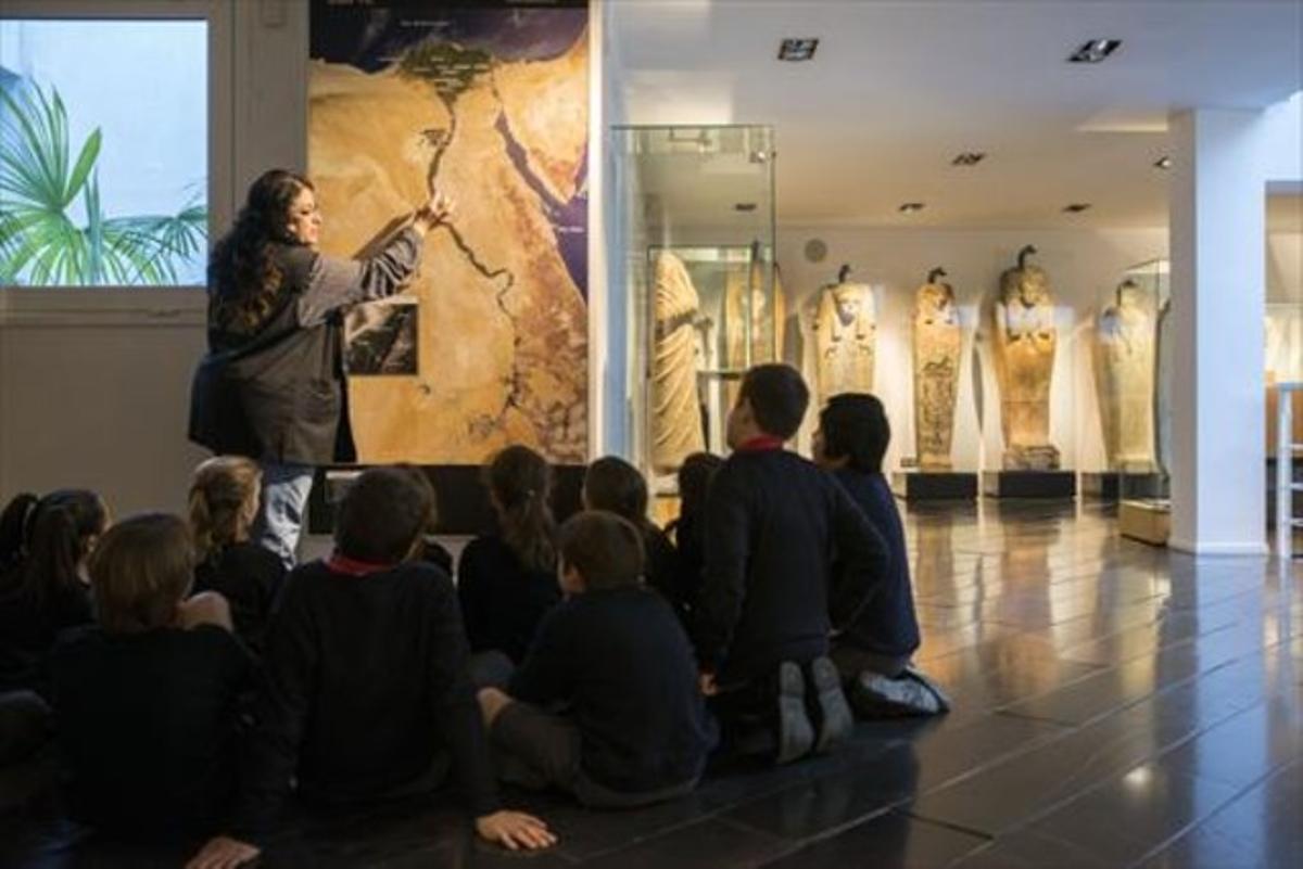 Ensenyar 8Activitat escolar en una sala del Museu Egipci.