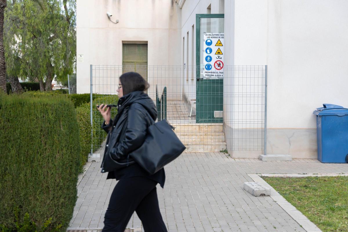 Uno de los pabellones desalojados por riesgo de hundimiento en la cubierta