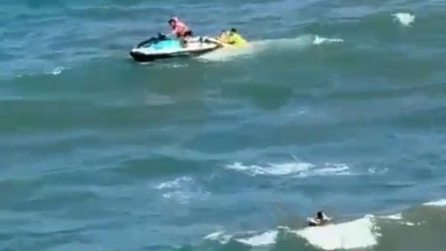 Vigilar a los bañistas desde el aire, la propuesta que complementa a los socorristas en la playa