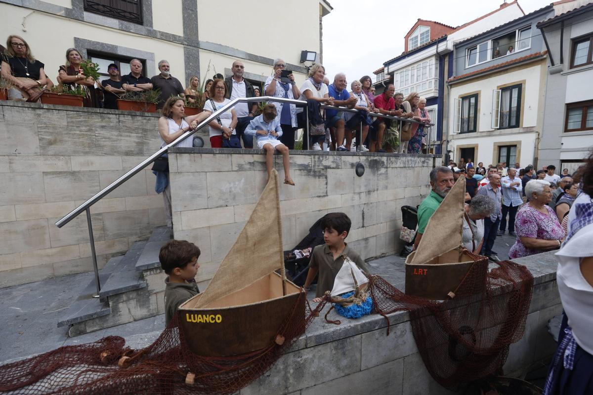 EN IMÁGENES: Pasacalles marinero por las fiestas del Carmen de Luanco.