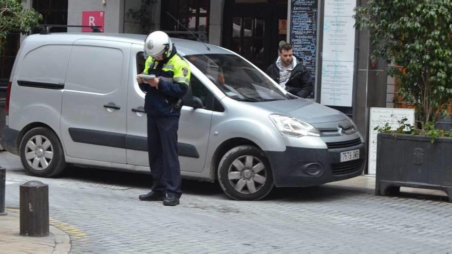 El Ayuntamiento solo logra cobrar la mitad de las multas de tráfico