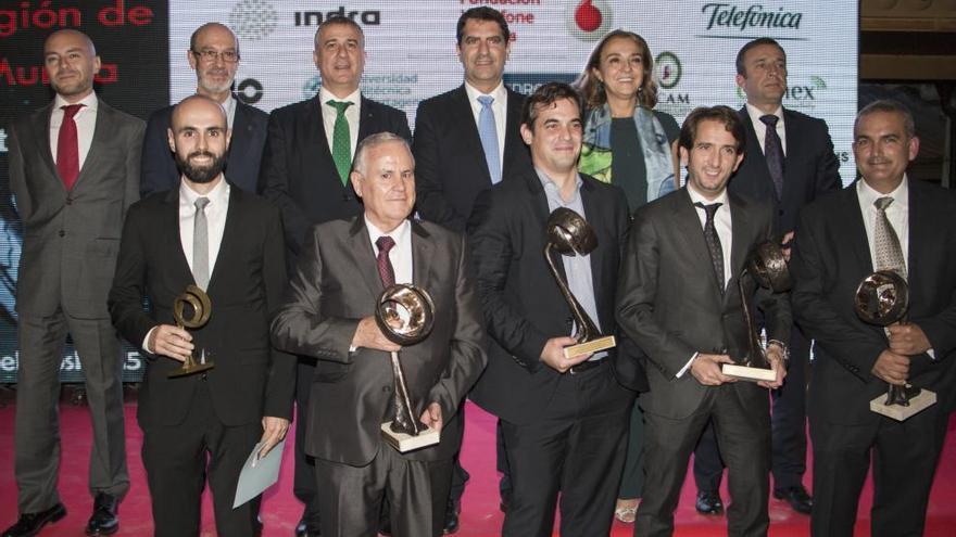 Foto de familia de todos los premiados en la XV Noche de las Telecomunicaciones