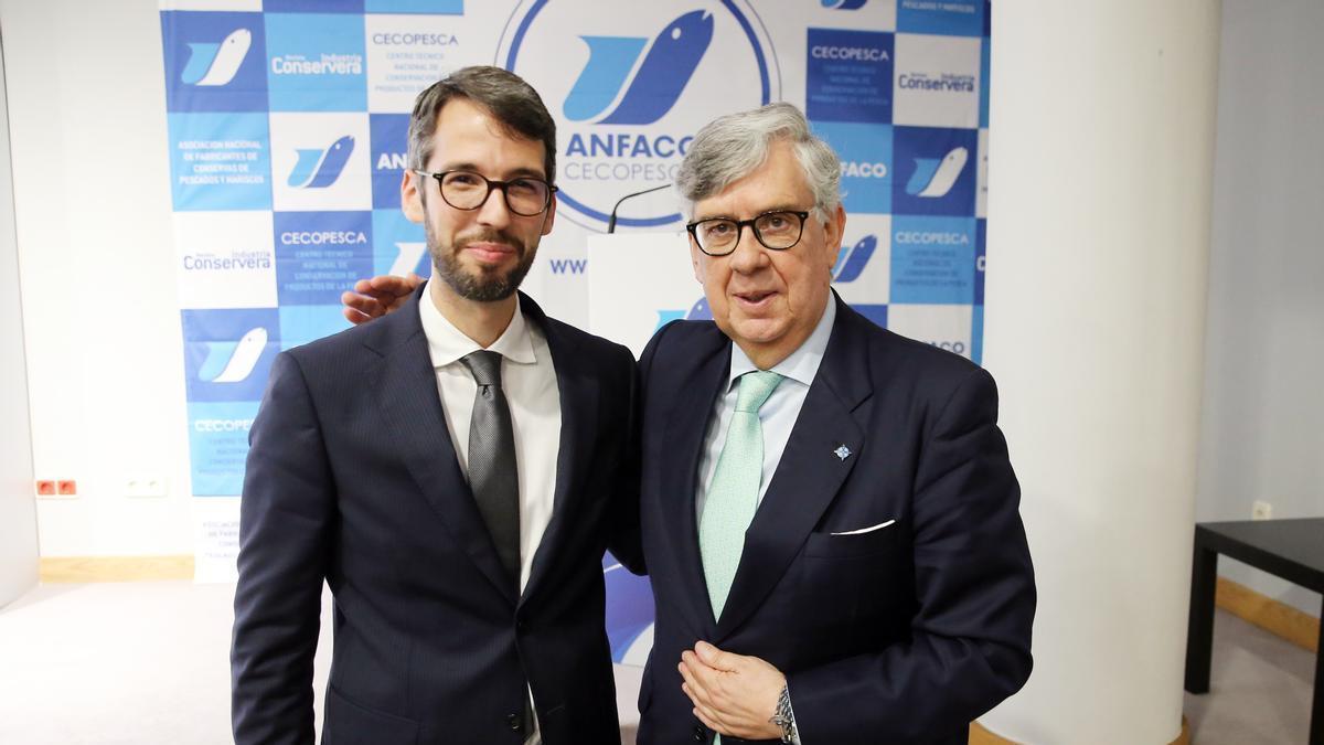 Imagen de archvio de Roberto Alonso, secretario general de Anfaco, junto a su predecesor en el cargo, Juan Manuel Vieites (drcha).