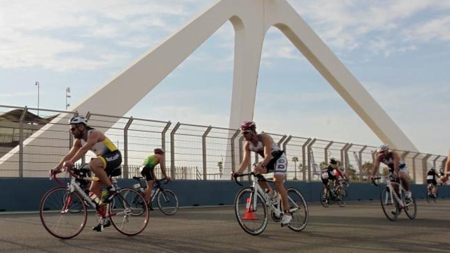 Los deportistas acudieron en masa a su cita con Toro Loco Valencia Triatlón.