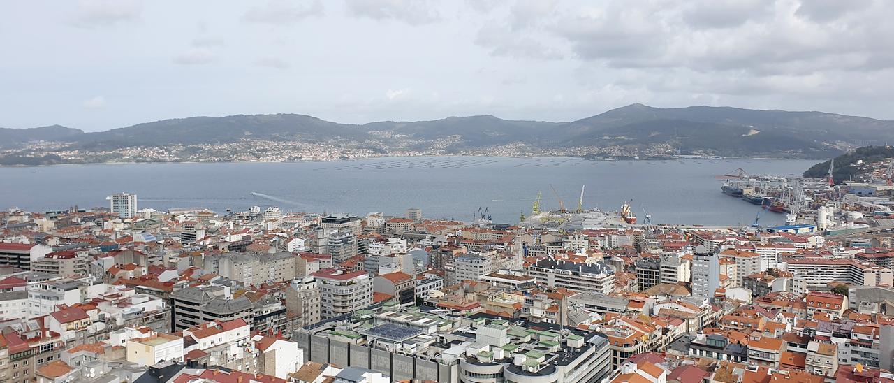 Vista aérea de una parte del Ensanche de Vigo, con la ría al fondo.