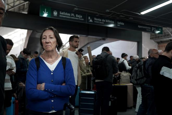 Viajeros en la estación de Atocha después del apagón eléctrico del día 28