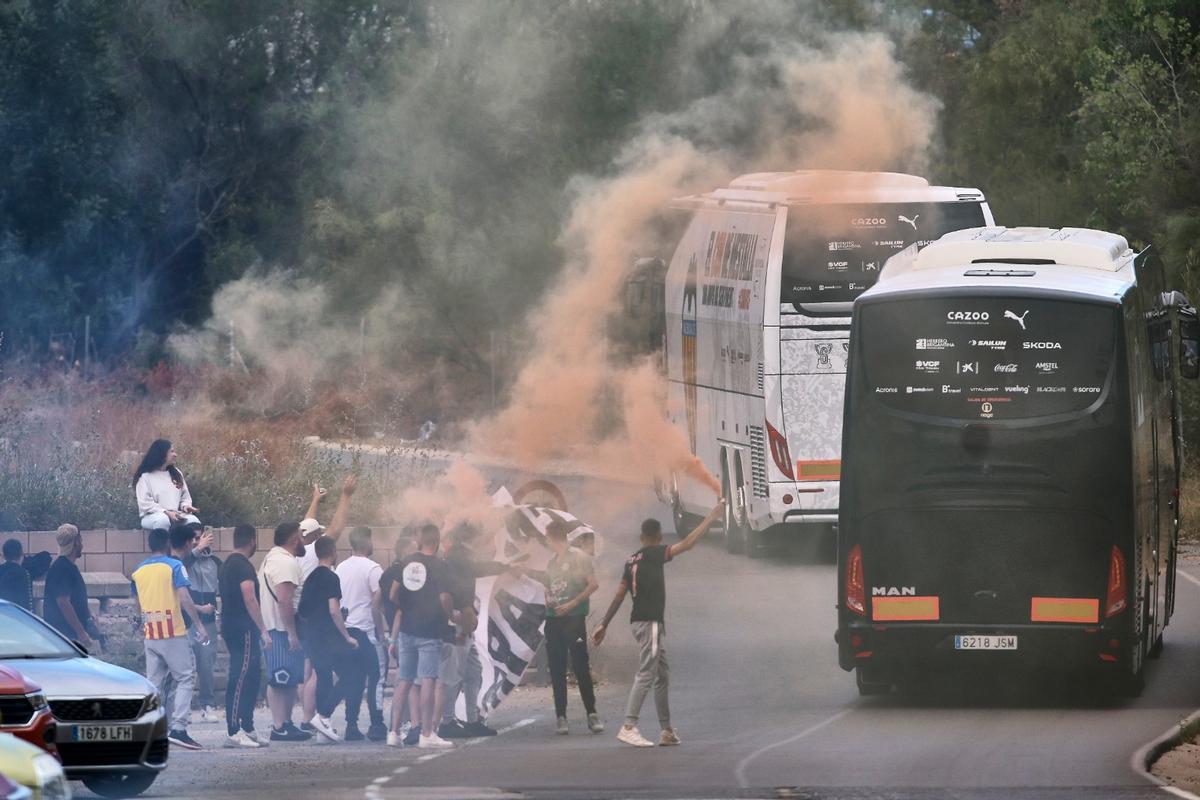 La afición despide al Valencia antes de la final en Elche