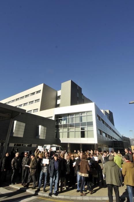 Protesta de los empleados del hospital por el despido de dos trabajadores de la cafetería