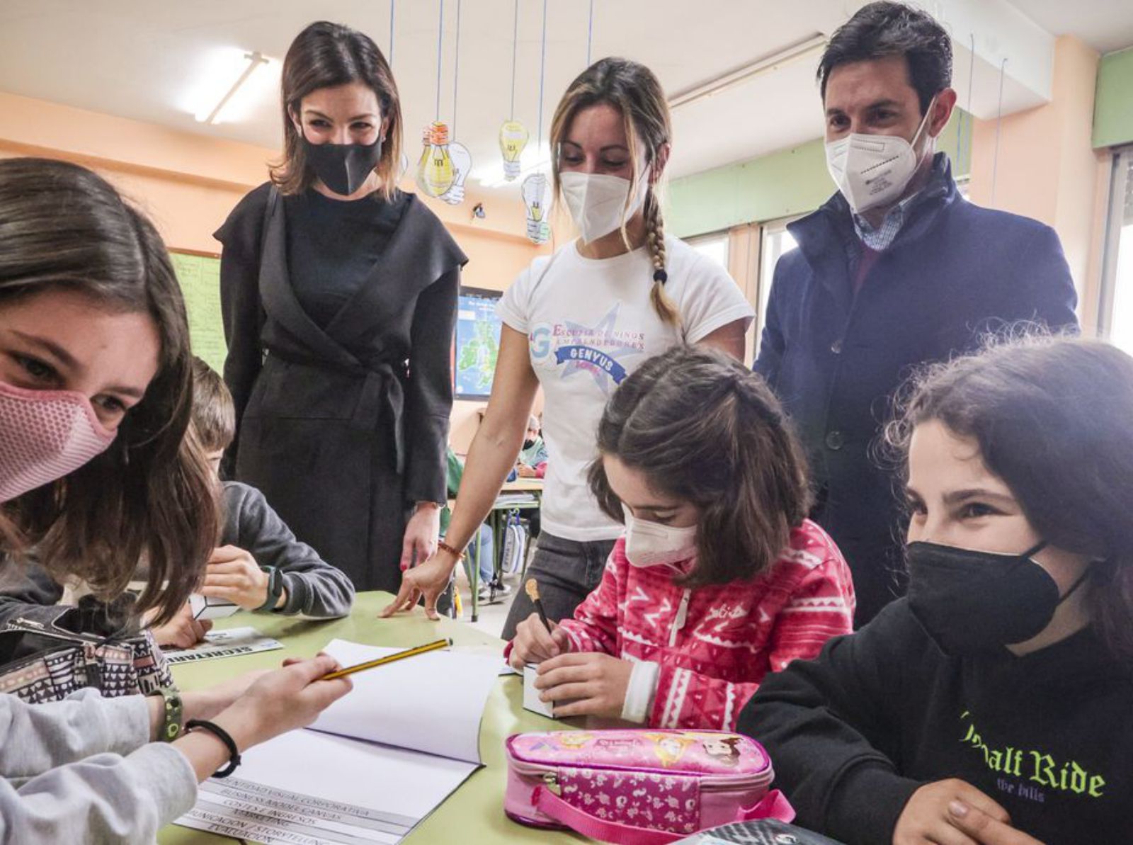 Sentados, los estudiantes Noa Fernández, Lena Suárez y Natalia Quílez. De pie, Lourdes García, Carla Saavedra y Pedro Carrillo. | Irma Collín