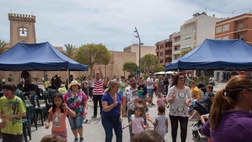 La jornada para visibilizar el síndrome que afecta al sistema inmunológico en la villa marinera congregó a muchos santapoleros.