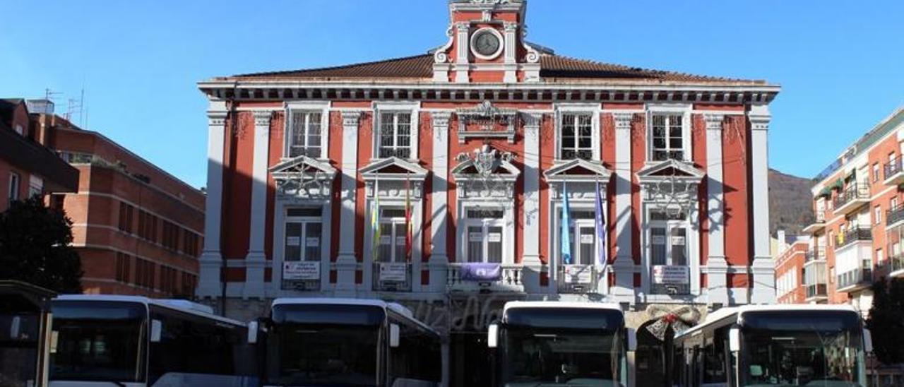 Cuatro de los nuevos autobuses adquiridos por Emutsa.