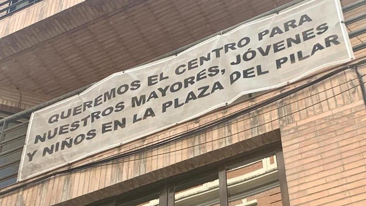 Pancarta colgada por unos vecinos que piden un centro cívico en El Pilar.