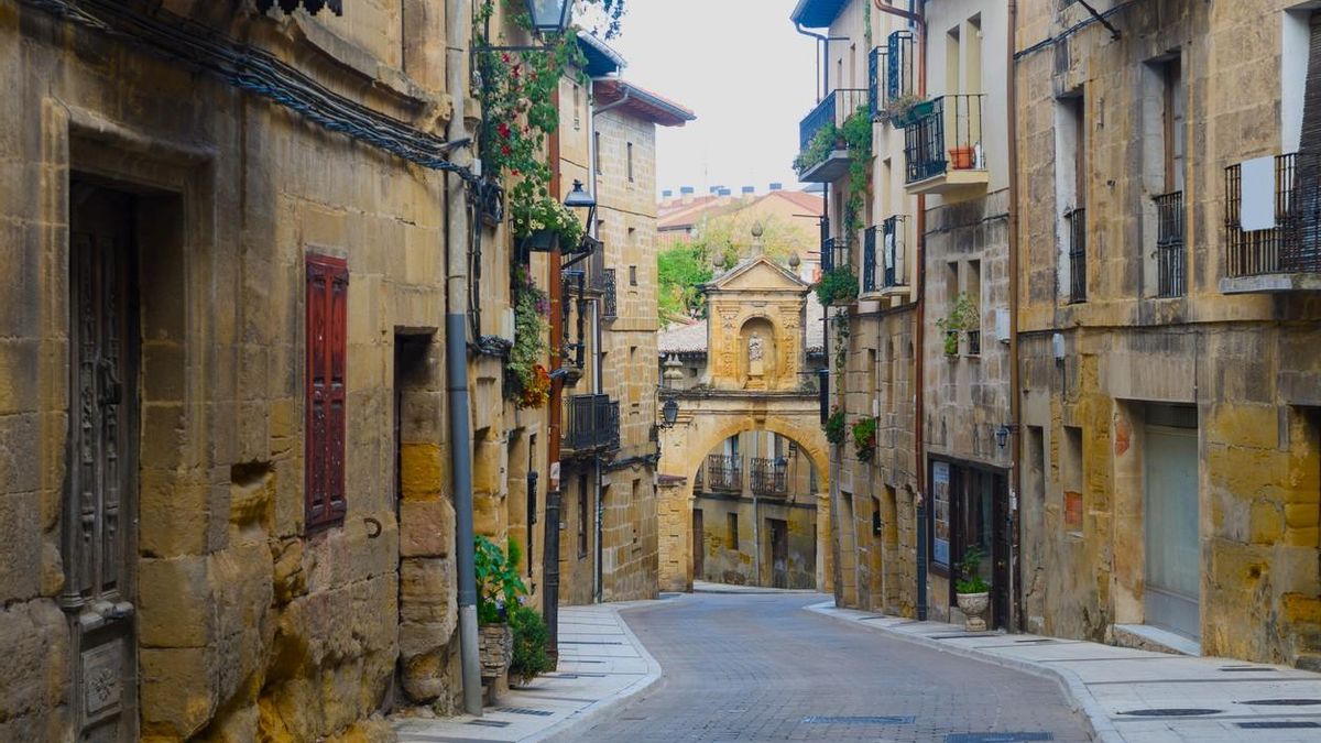 La villa medieval más curiosa de España vive, literalmente, sobre bóvedas de vino: el tráfico pesado está prohibido para no dañarlas