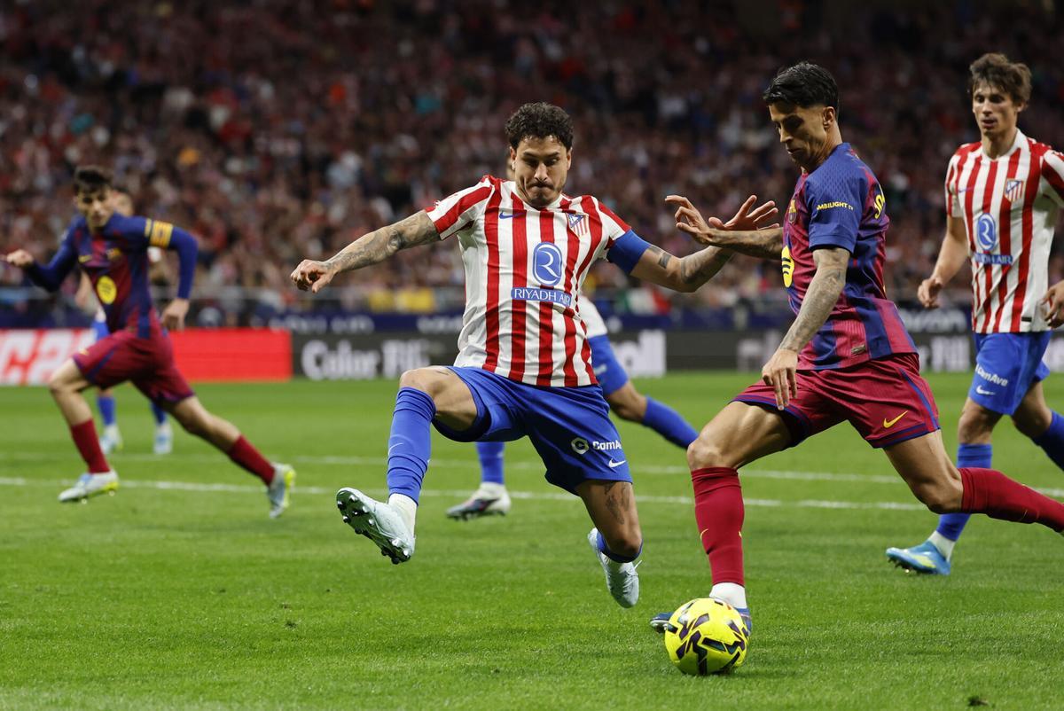 Cancelo hace un centro por la izquierda presionado por Giménez, el sábado en el Metropolitano.