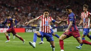 Cancelo hace un centro por la izquierda presionado por Giménez, el sábado en el Metropolitano.