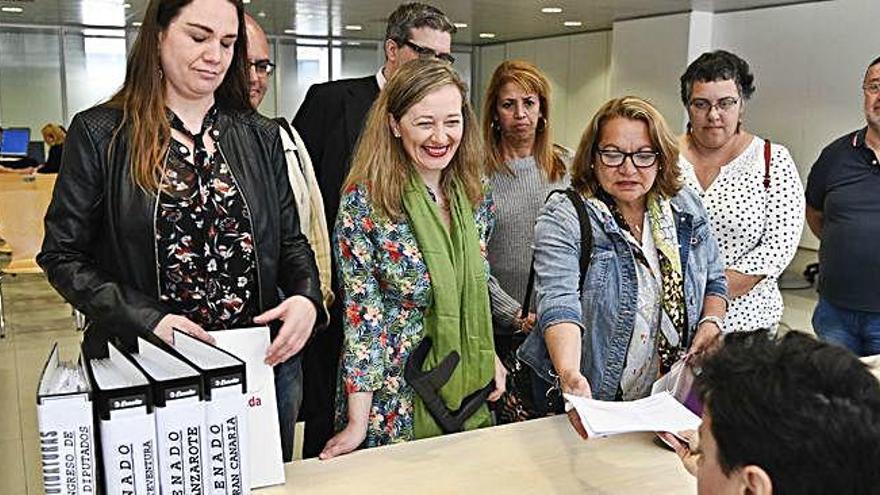 Meri Pita, junto a Victoria Rosell, entrega la documentación de la candidatura para el 28-A.