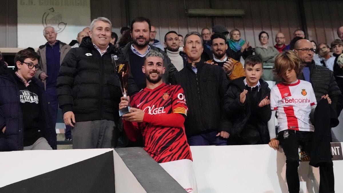 Dani Ródriguez levanta el trofeo en el centenario del Constància.