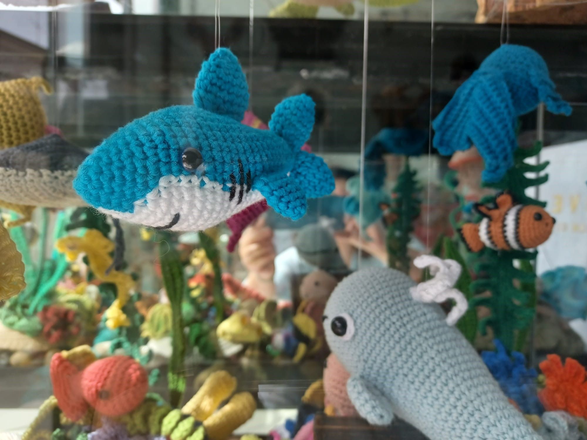 Crochet "subamarino": así es el acuario de ganchillo hechopor artesanas de Pola de Siero