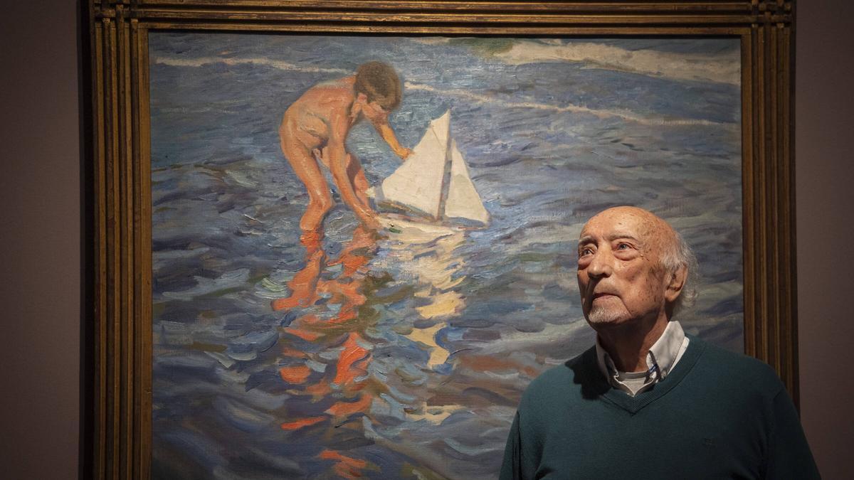 Manuel Vicent, ante el cuadro 'El balandrito', de Joaquín Sorolla, en el Palau Martorell, este jueves