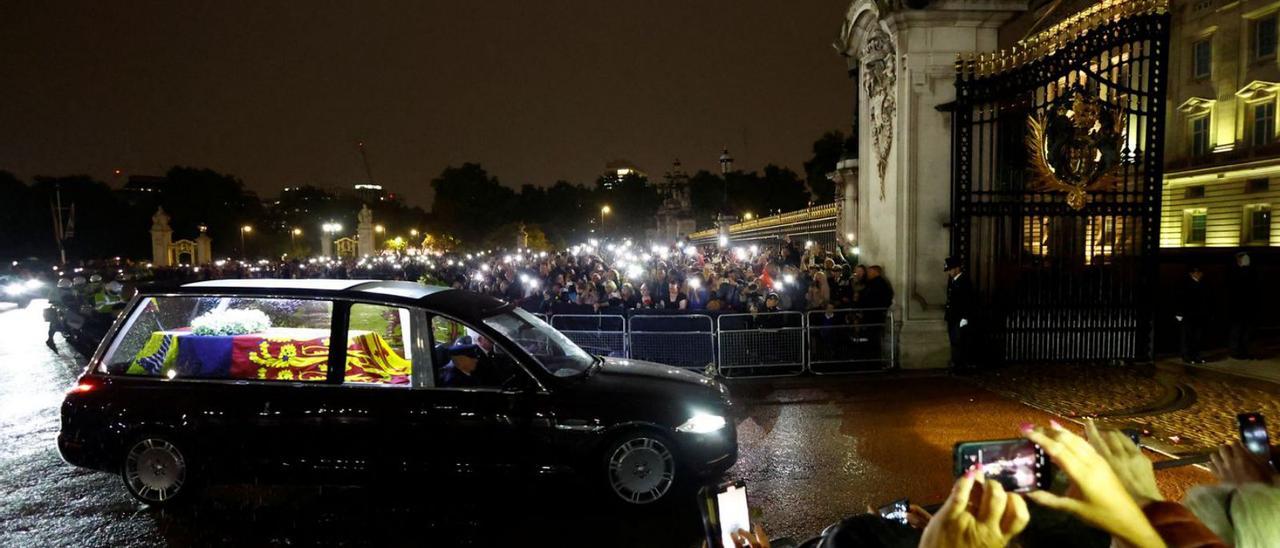 El vehicle que portava el fèretre d’Isabel II entrant ahir al vespre al Palau de Buckingham. | ANDREW BOYERS/REUTERS