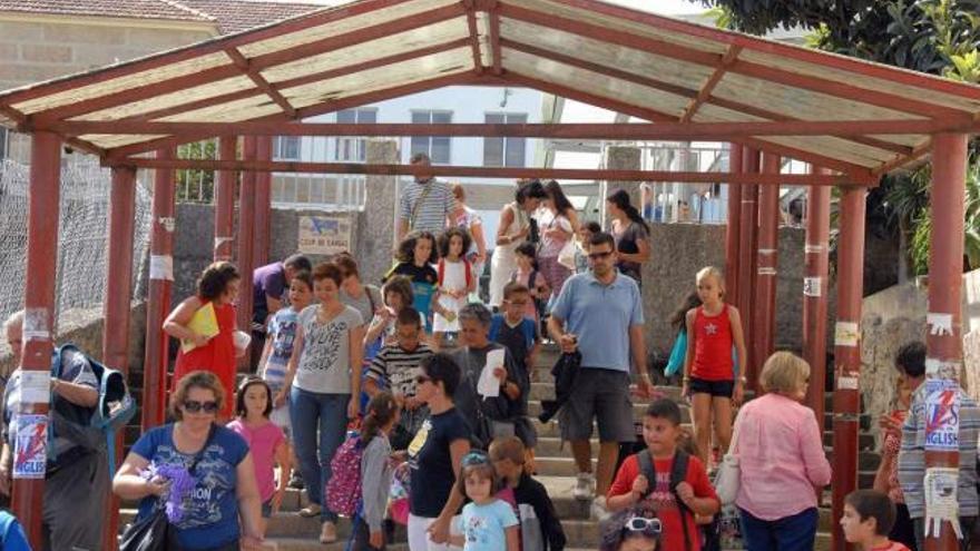 Salida de niños del colegio de Nazaret, en Cangas, ayer, al mediodía.  // Gonzalo Núñez