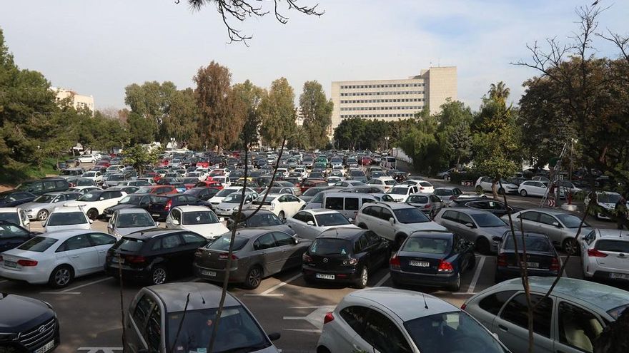 El parking del Hospital Civil, donde podría ir el nuevo centro sanitario de referencia.