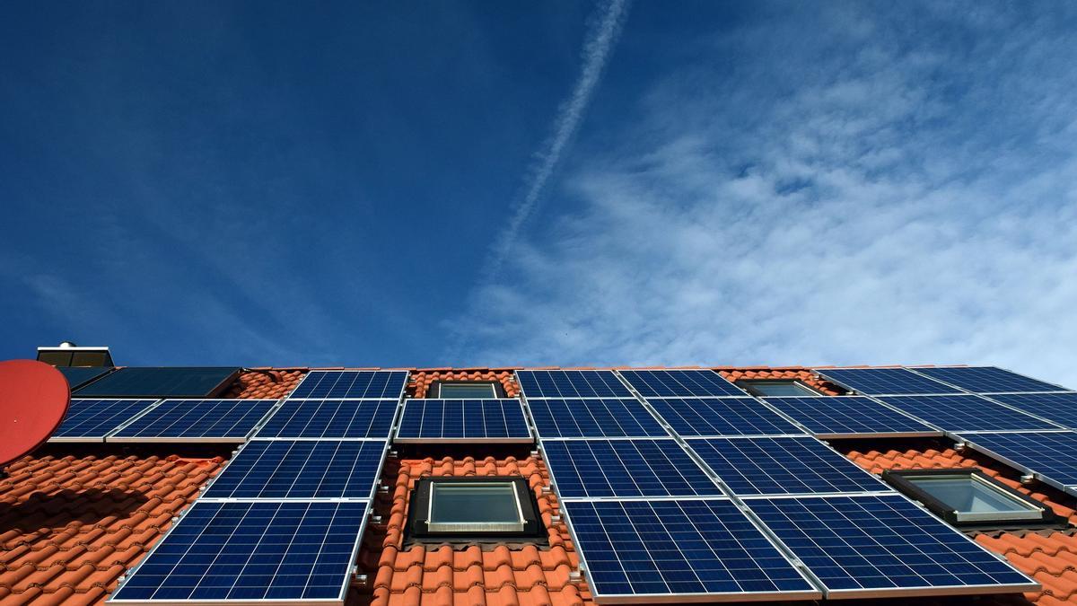 Instalación de autoconsumo en un edificio de Canarias.