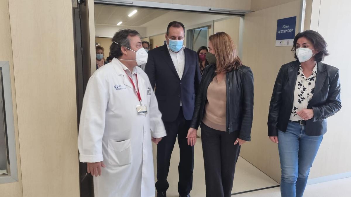 José Luis Aparicio (i), Blas Trujillo, María Dolores Corujo y Noelia Umpiérrez de visita en el Hospital Universitario Doctor José Molina Orosa.
