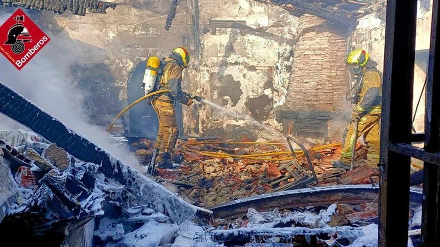 Una persona muere y dos resultan intoxicadas en el incendio de un chalé en Busot