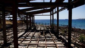 Vivienda calcinada en la isla de Mati un año después.