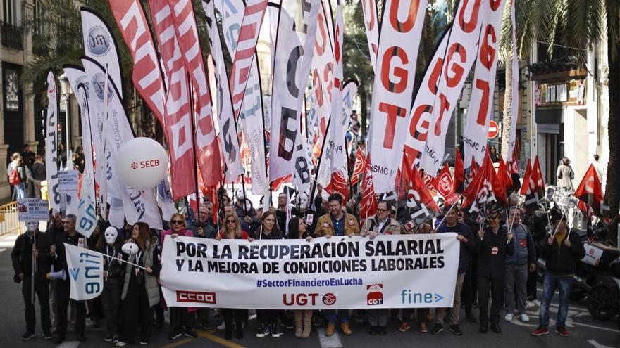 Los trabajadores de la banca protestan en València por la pérdida de  &quot;poder adquisitivo&quot;