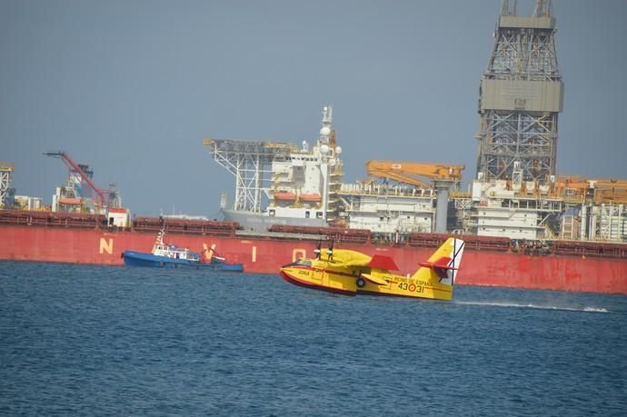 Los hidroaviones cargan agua en el Puerto de Las Palmas - Incendio Gran Canaria 2019