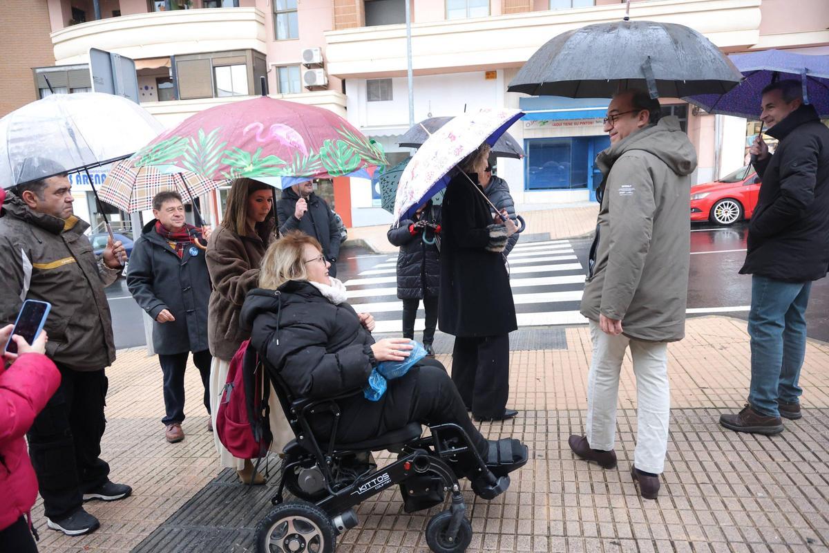 El alcalde de Cáceres supervisa los avances en el paso de peatones de la calle Argentina