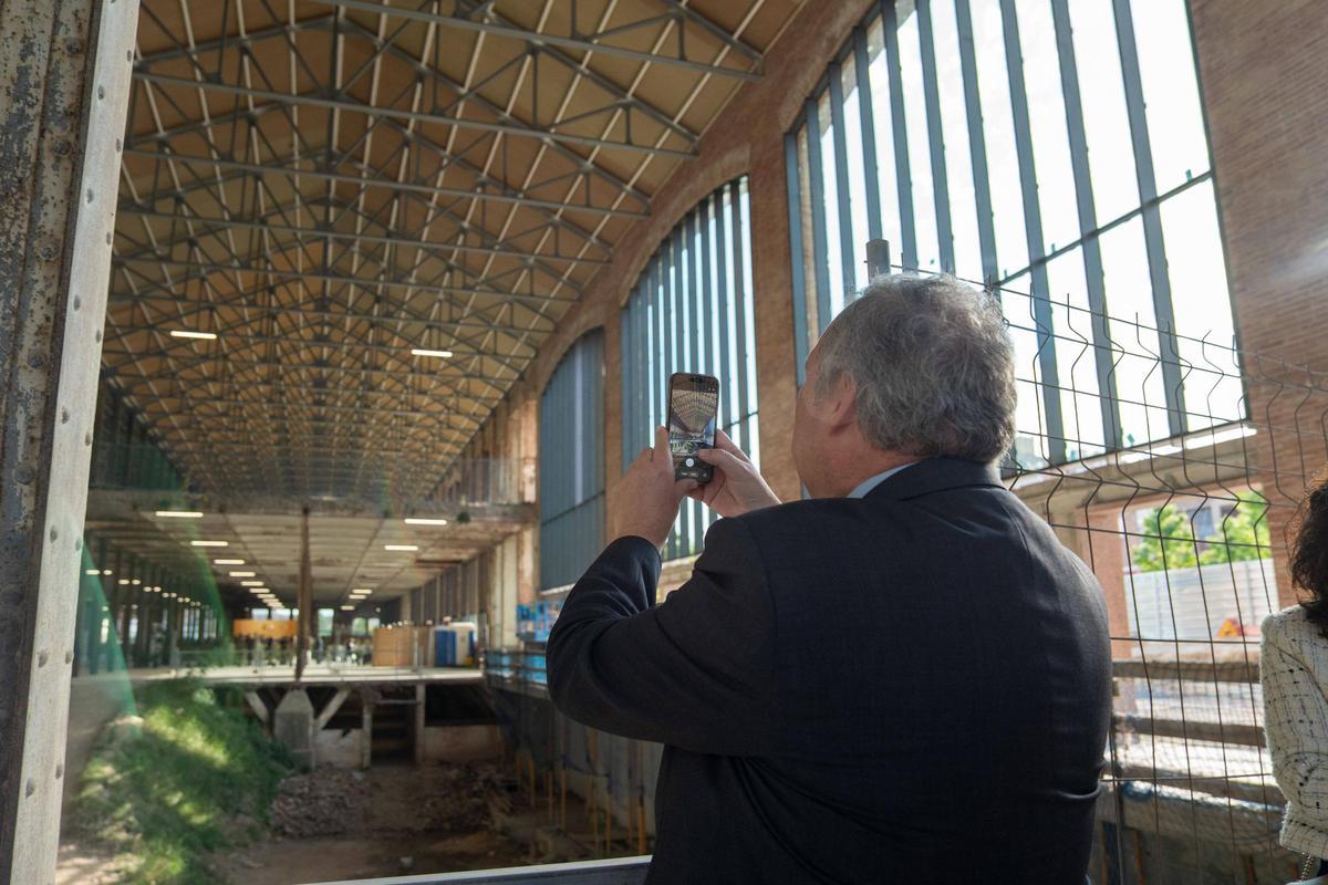 El ministre Jordi Hereu, fotografiant l'interior de la Fàbrica Nova, a la seva arribada a la gala