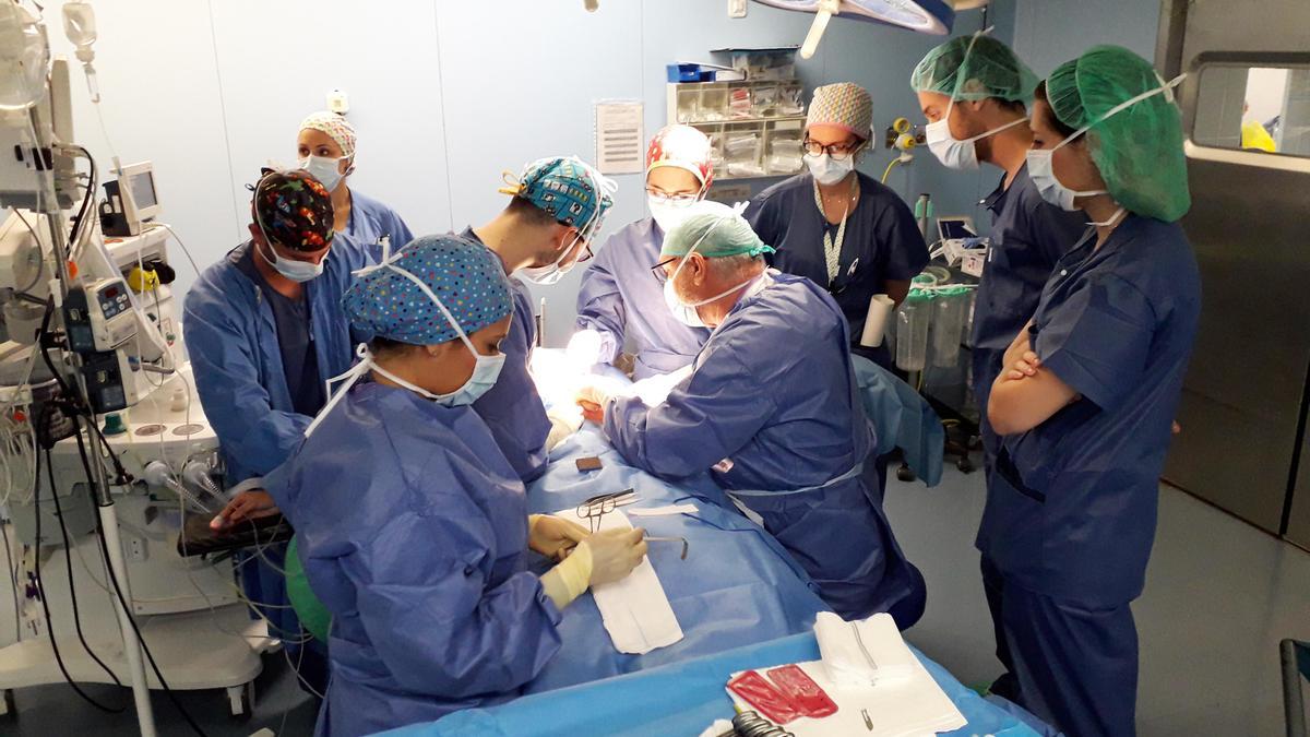 Intervención quirúrgica en el hospital de Alzira, en una imagen de archivo.