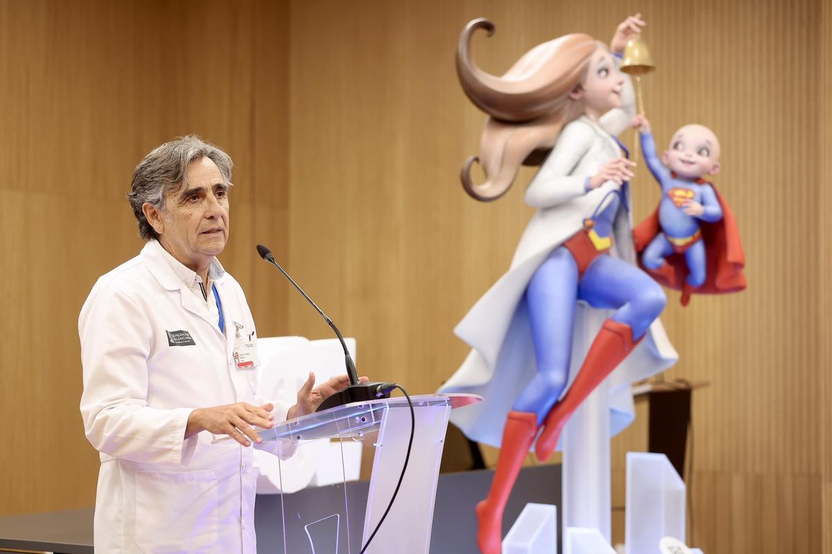 El Hospital Clínico recibe el ninot de "Hope" El Hospital Clínico recibe el ninot de "Hope"