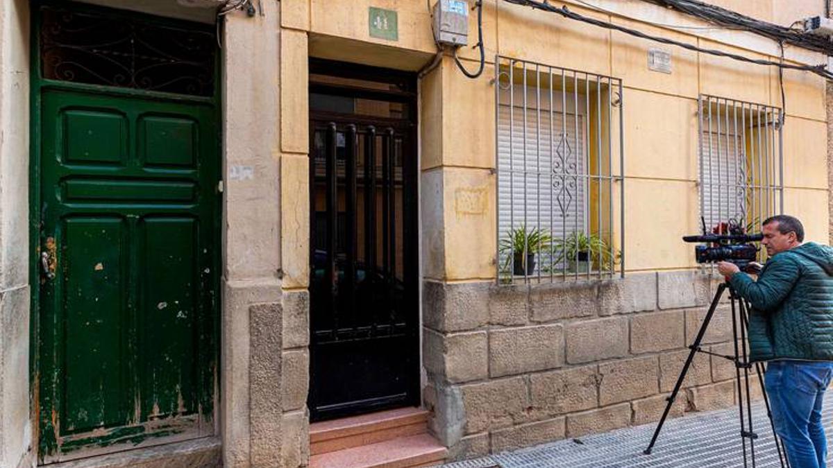 Un cámara toma imágenes del portal del edificio de Cieza donde se produjo el suceso.