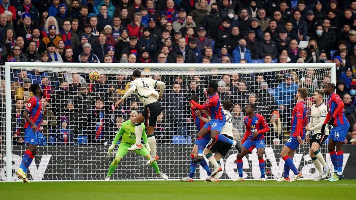 Virgil van Dijk cabecea para anotar el 0-1 sobre el Crystal Palace.