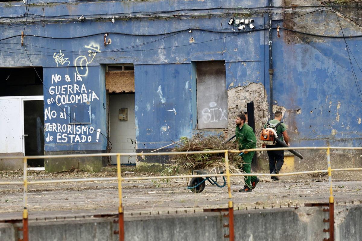 Pymar arranca los trabajos de limpieza en sus terrenos de Naval Gijón (en imágenes)