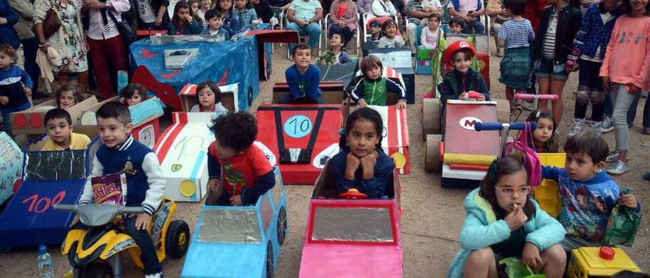 Los 64 niños del grupo de juegos elaboraron coches y aviones con materiales de reciclaje para acudir a su autocine. // Rafa Vázquez