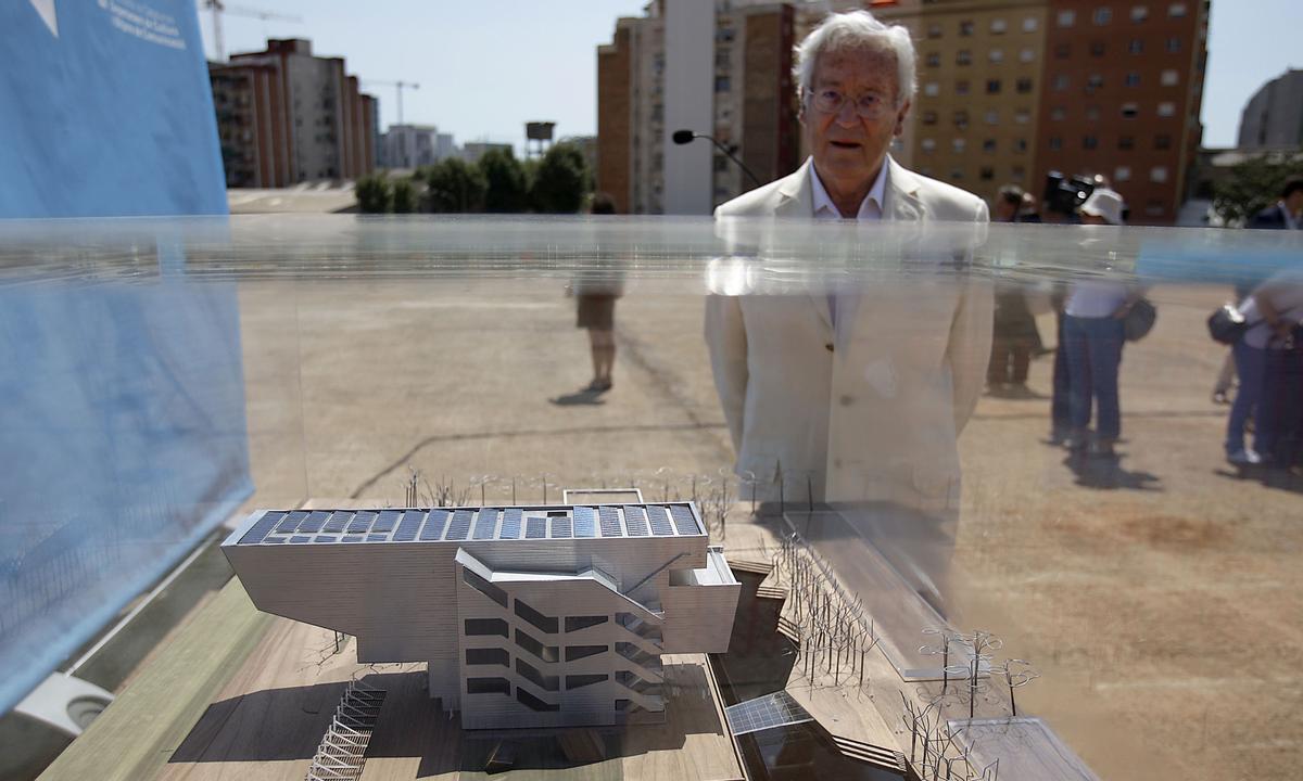 Oriol Bohigas ante la maqueta de una de las obras de su estudio MBM, en plaza de les Glòries.