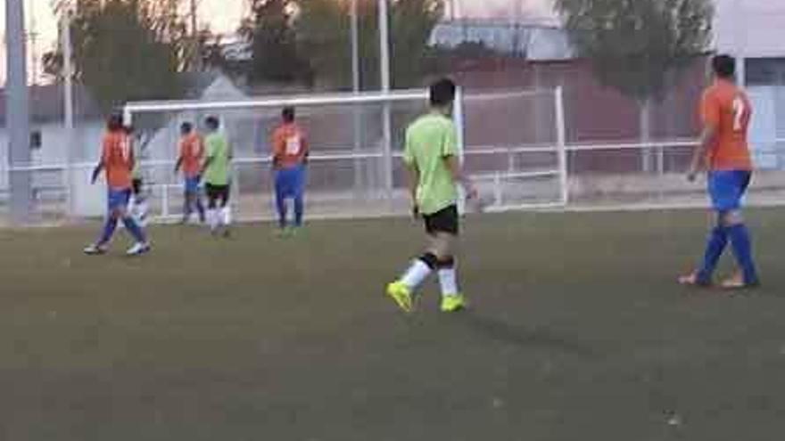 Jugadores de San Lorenzo y Racing Benavente en el partido.