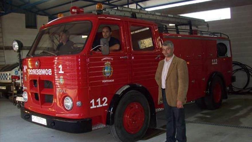 Dos agentes del servicio municipal de bomberos en el camión, junto al edil Juan Carlos Carrera.  // D.P.