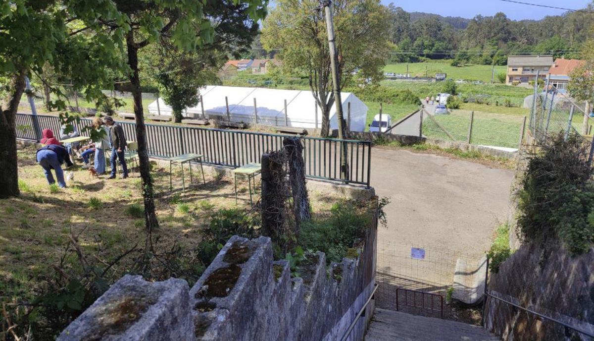 La zona acotada con la segunda carpa de la fiesta al fondo. | SANTOS ÁLVAREZ