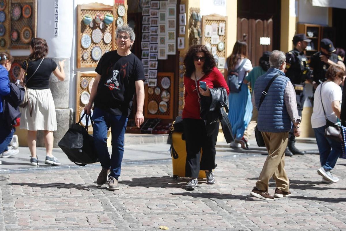 Unos turistas en la zona de la Mezquita-Catedral.