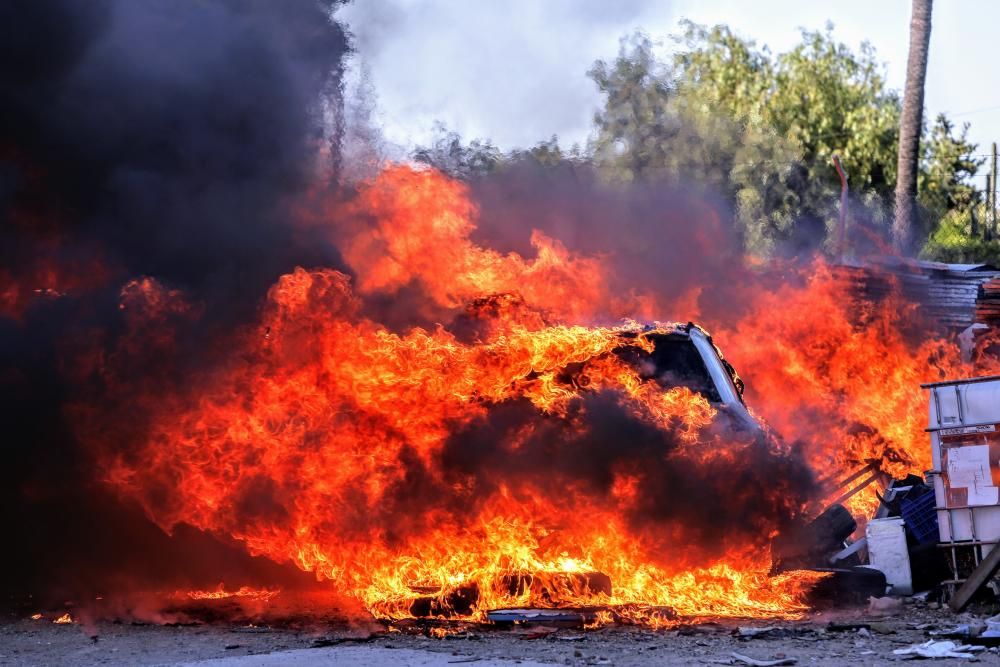 Las imágenes del incendio en un almacén de palés genera una gran columna de humo en Alicante.